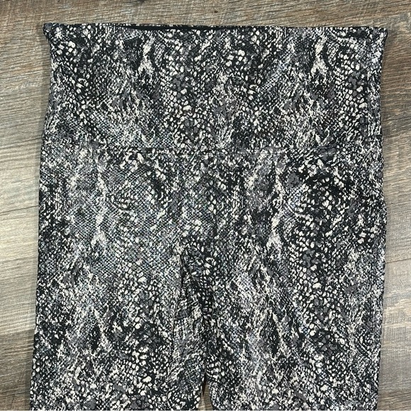 NWOT SPANX Faux Leather Snake Shine Grey Snakeskin Print Leggings 2X - Picture 4 of 12